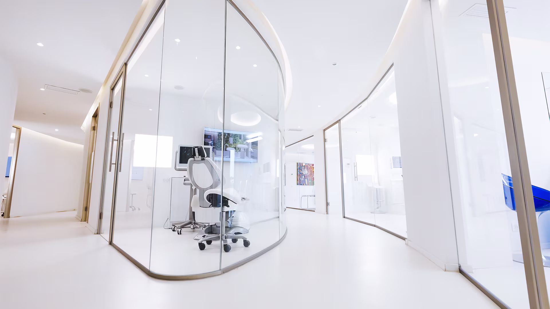 Moderner Behandlungsraum einer Zahnarztpraxis in Frankfurt, aufgenommen als 360°-Panorama für Google Maps.